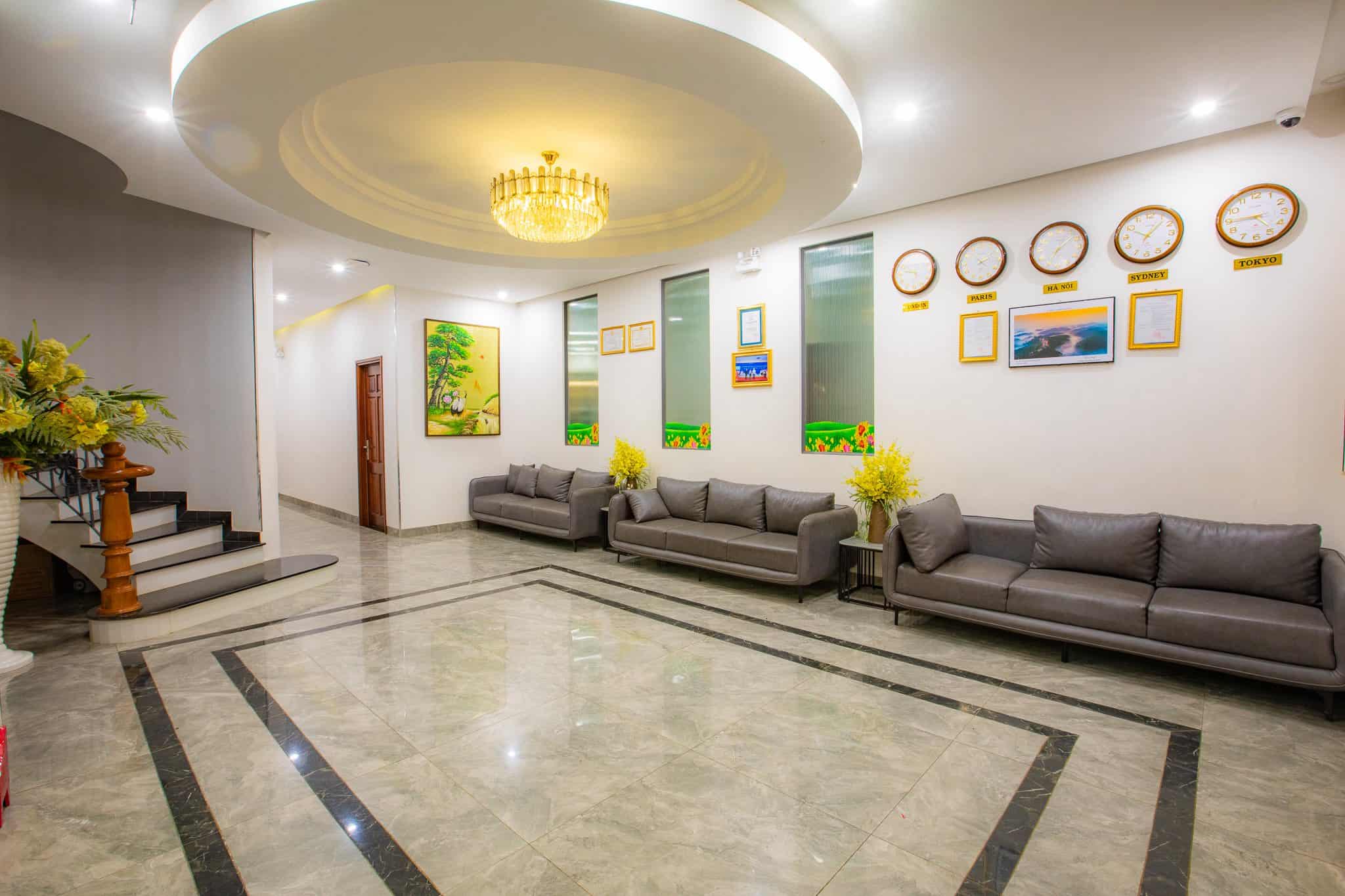 khach san mang den ghế sofa chờ phòng khách với đồng hồ giờ nhiều quốc gia ở Măng Đen Green Hotel
