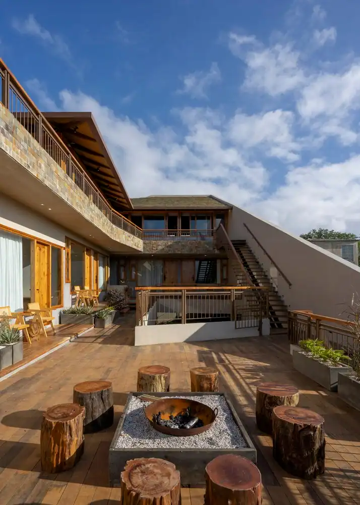 khach san mang den sân thượng nhiều bộ bàn ghế gỗ cạnh bếp lửa Măng Diang Boutique Hotel