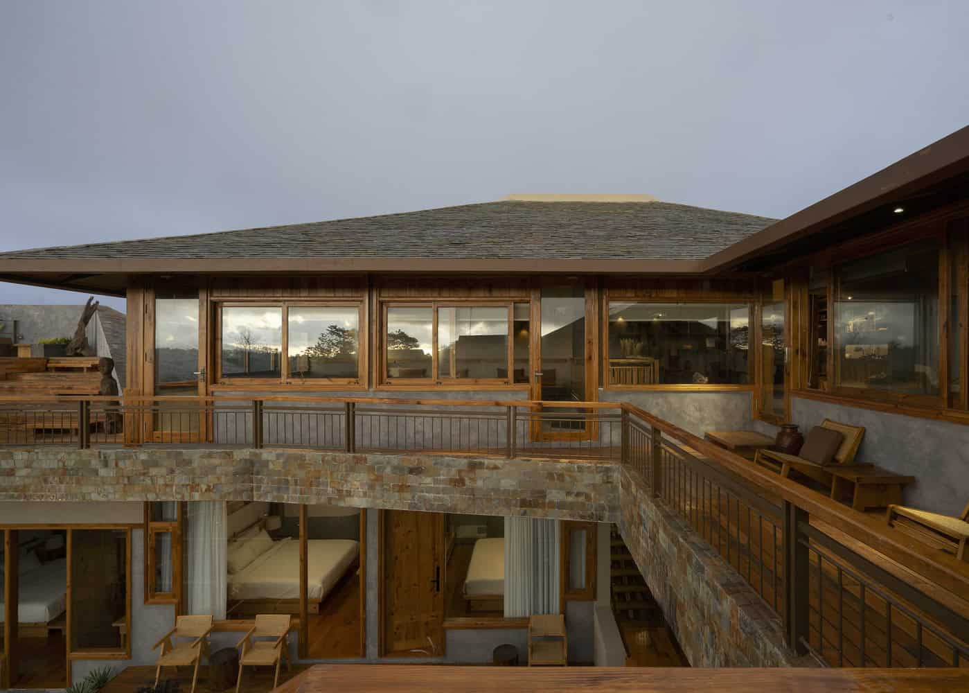 khach san mang den cổng vào có bãi đỗ xe với nhiều hoa trang trí Măng Diang Boutique Hotel