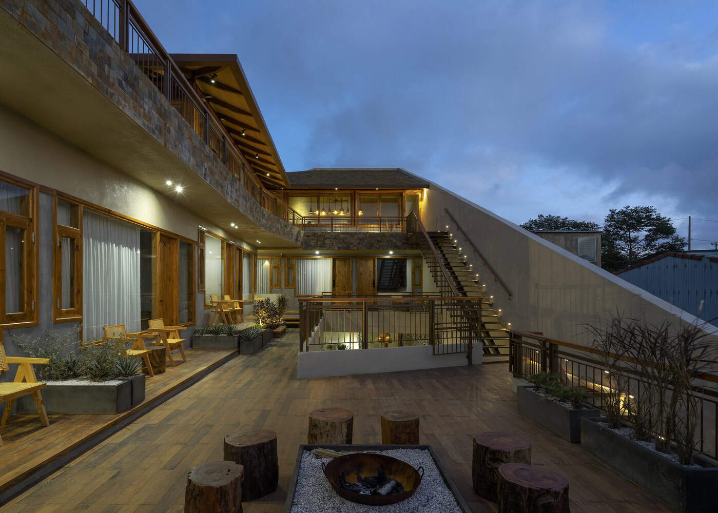 khach san mang den sân thoáng từ trên lầu của Măng Diang Boutique Hotel