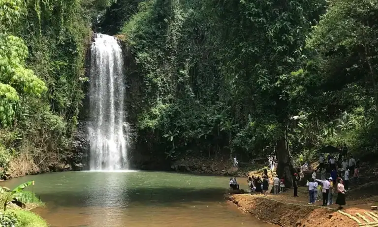 THÁC PA SỸ MĂNG ĐEN – DÒNG THÁC GIỮA RỪNG GIÀ KON PLÔNG 2 Lối đi và cảnh quan tại khu du lịch thác Pa Sỹ Măng Đen