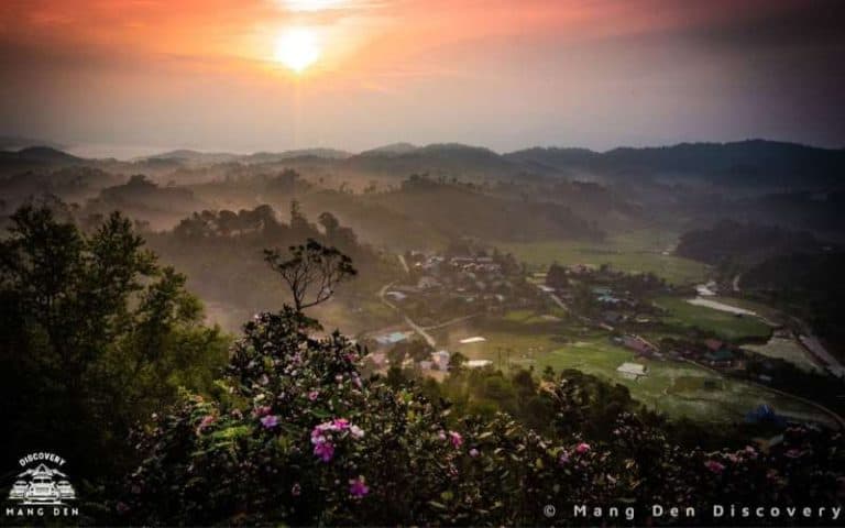 DANH SÁCH 20 ĐIỂM VUI CHƠI TẠI MĂNG ĐEN - REVIEW MĂNG ĐEN 18 Du khách tham quan làng du lịch cộng đồng Vi Rơ Ngheo Măng Đen với nhà sàn truyền thống người Xơ Đăng giữa rừng thông xanh