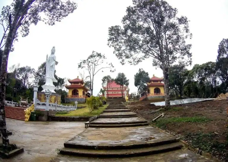 CHÙA KHÁNH LÂM MĂNG ĐEN – KIẾN TRÚC ĐỘC ĐÁO VÀ KHÔNG GIAN TÂM LINH GIỮA ĐẠI NGÀN 2 Tượng Quan Thế Âm Bồ Tát tại Chùa Khánh Lâm Măng Đen