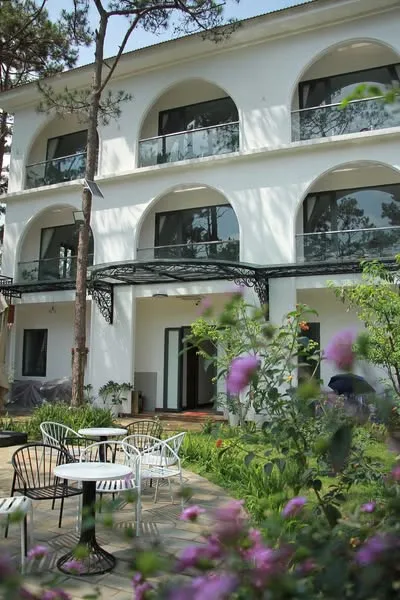 Mặt tiền Gemstone Villa Măng Đen với không gian xanh yên tĩnh