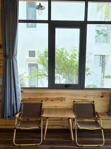 Góc cửa sổ phòng nghỉ tại Gemstone Villa Măng Đen đón ánh sáng tự nhiên