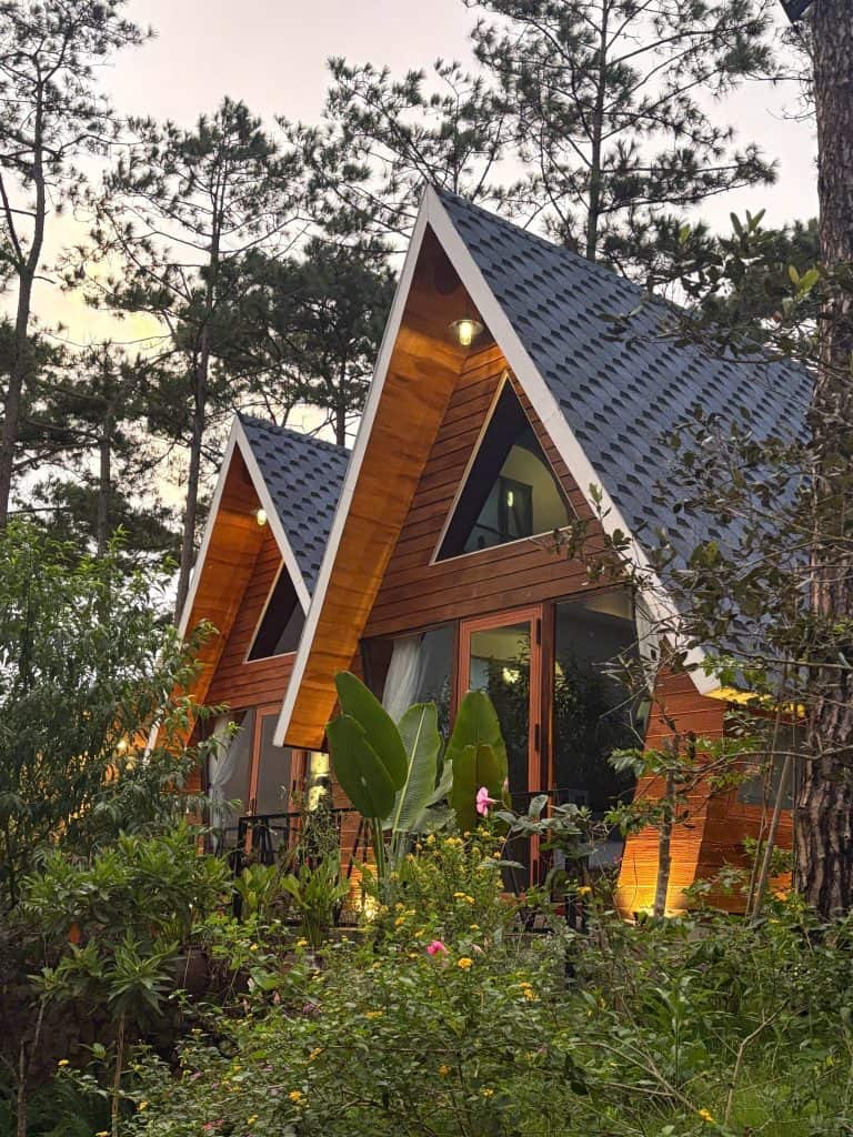 villa mang den nhiều tiện nghi thích hợp nhiều khách, giữa rừng cây