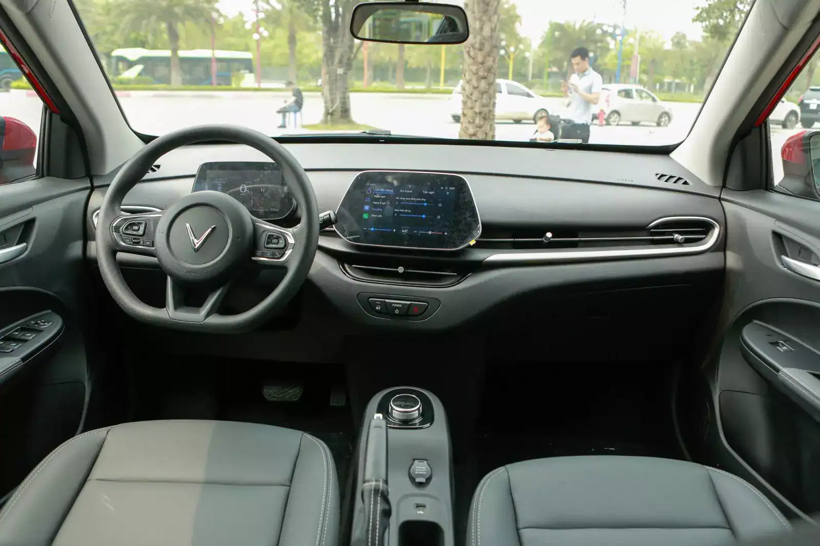 Thuê Xe 3 dịch vụ thue xe mang den xe ô tô tự lại nhìn từ bên trong