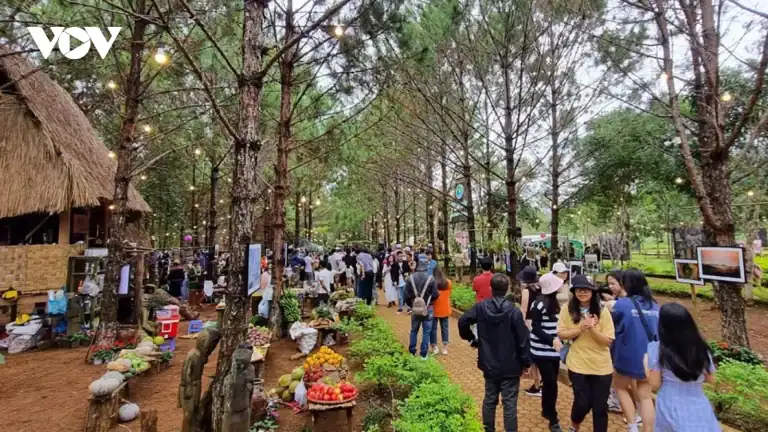 Chợ phiên Măng Đen dịp lễ