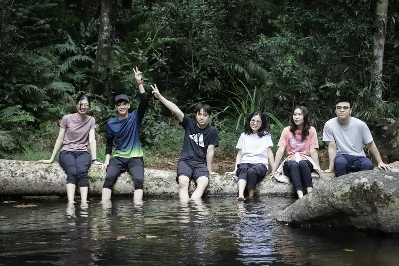 Đoàn khách nghỉ bên bờ suối trong tour khám phá thác K50