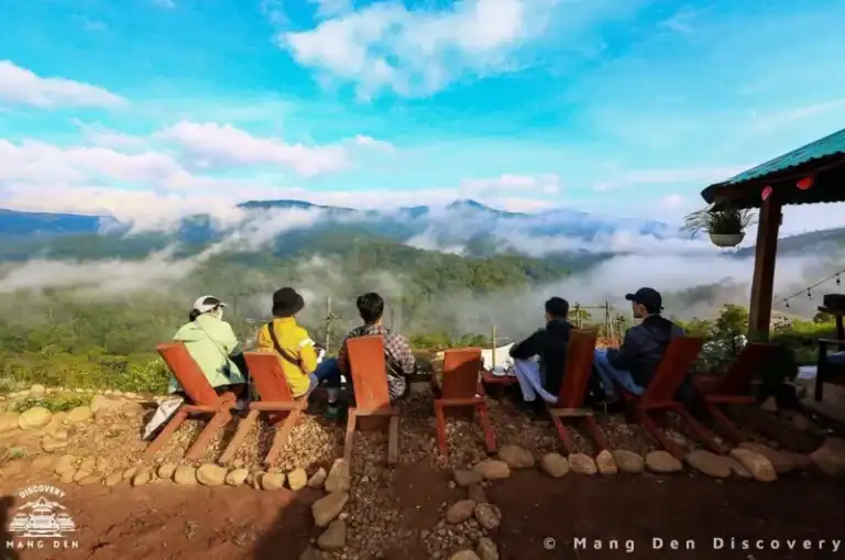 Săn mây Măng Đen ngay trước hiên farmstay khu 37 hộ