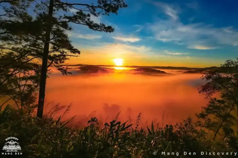 Săn mây tại Đức Mẹ Măng Đen với mây trôi ngang tầm mắt