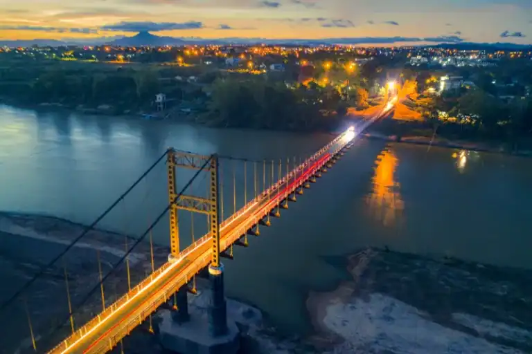 cầu treo kon klor về đêm trên dòng sông đak bla hiền hòa, xung quanh là nhà cửa lên đèn Kon Tum về đêm