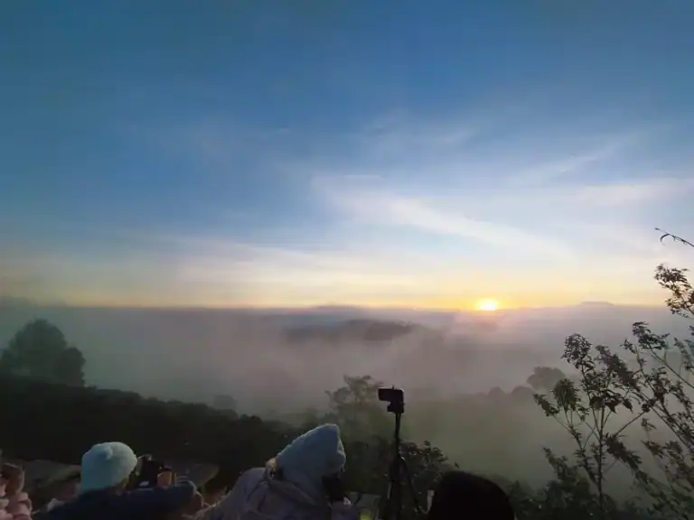 View săn mây Măng Đen tại quán cà phê Trạm Mây buổi sáng