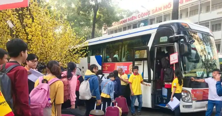 đoàn người chờ lên xe vé xe dịp Tết