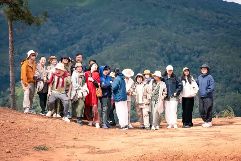 VẬT DỤNG CẦN THIẾT KHI ĐI TREKKING MĂNG ĐEN CHO NGƯỜI MỚI (2KM – 5KM – 10KM) 12 Chuẩn bị đúng không làm chuyến trek bớt đẹp, mà làm nó bớt mệt vô ích.