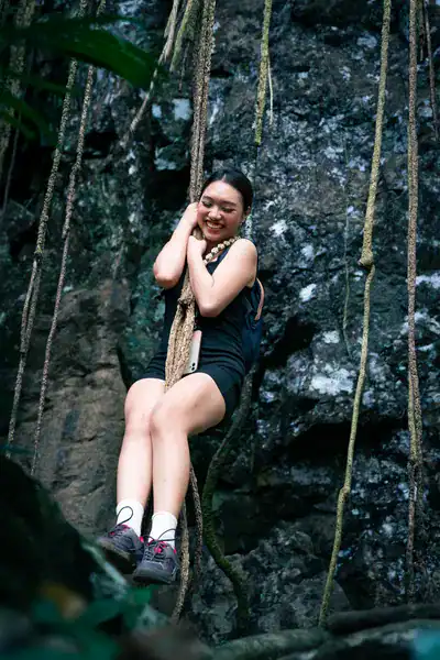 cô gái hào hứng đu dây bên vách đá, một trong những điểm check-in đẹp hàng đầu tại thác K50 trong hành trình tham gia tour trekking thác K50