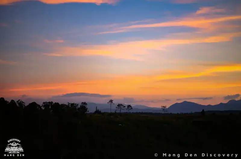 Ngắm hoàng hôn ở Măng Đen với sắc vàng cuối ngày trên rừng núi