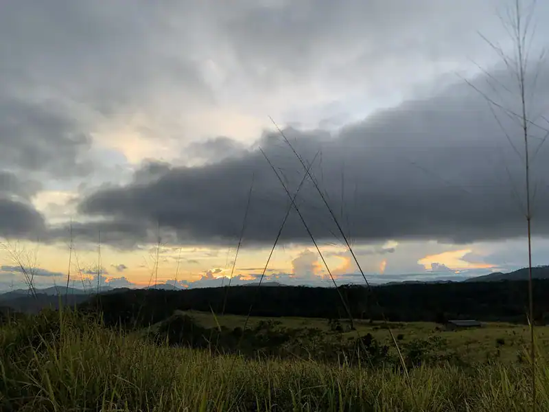 Hoàng hôn Măng Đen với không gian rừng núi và đồi cỏ