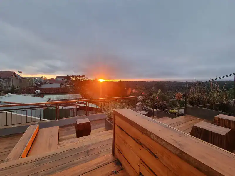 Mặt hồ phản chiếu hoàng hôn tại khu vực Hồ Đắk Ke