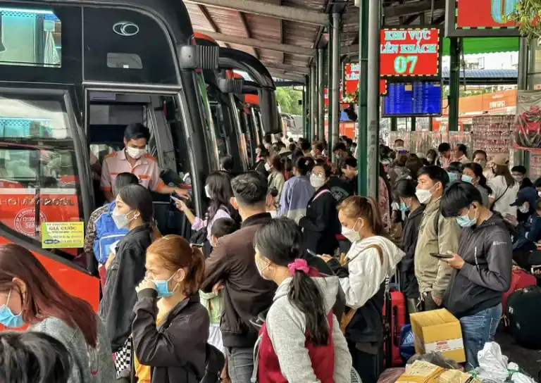 đoàn người chờ checkin lên xe vé xe dịp Tết