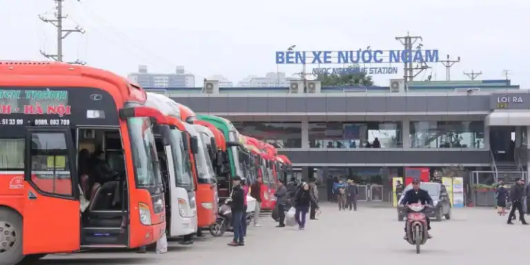 bến xe nước ngầm với nhiều xe khách đang chờ đón khách di chuyển từ Hà Nội đến Măng Đen