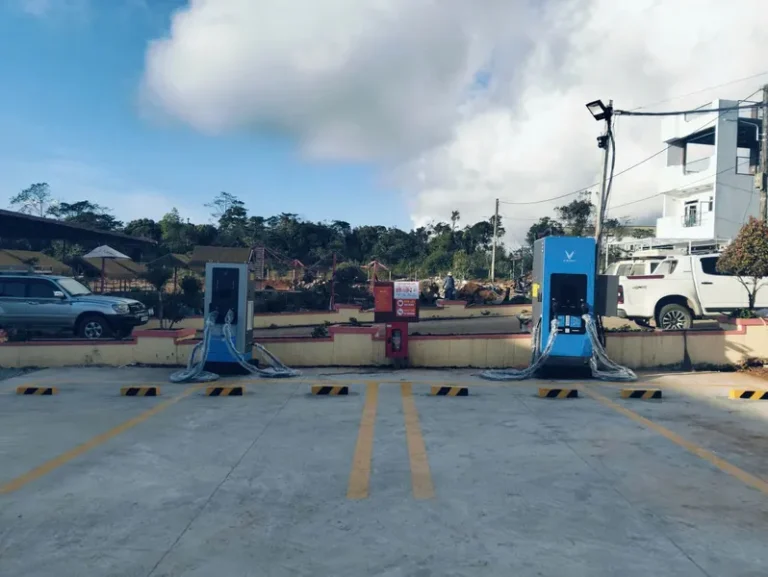 TRẠM SẠC XE ĐIỆN MĂNG ĐEN: CẬP NHẬT 3 ĐIỂM SẠC 24/7 CHÍNH THỨC 6 Bãi đỗ xe khách sạn T&T có 4 cổng sạc 60kW cho ô tô điện