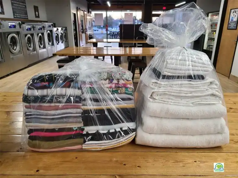 Quần áo du lịch sau khi giặt sấy được đóng bịch gọn gàng tại Măng Đen