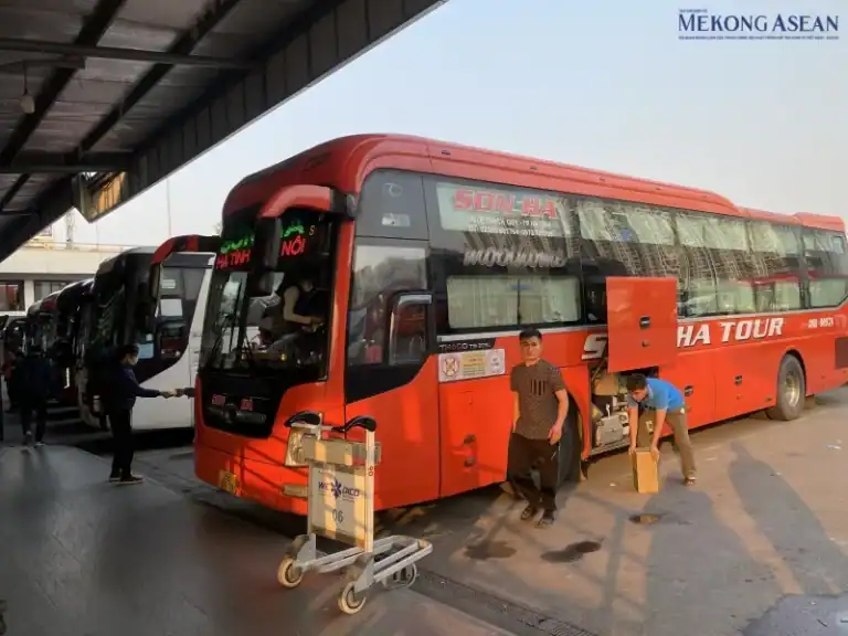 xe khách chờ đón khách vé xe dịp Tết