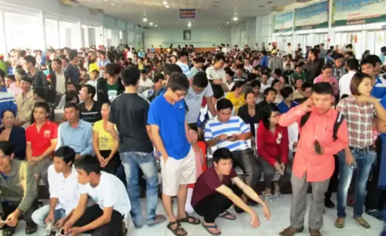 đoàn người chờ mua vé ngoài bến vé xe dịp Tết
