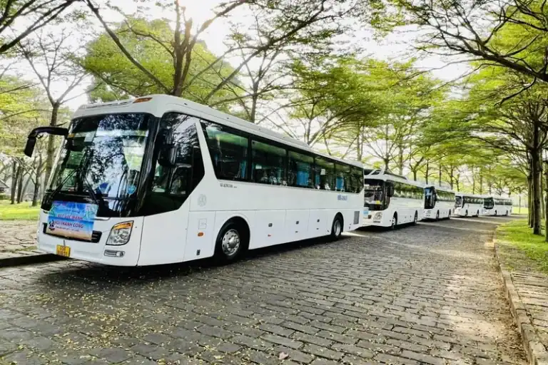 đoàn xe lăn bánh chở khách về quê vé xe dịp Tết