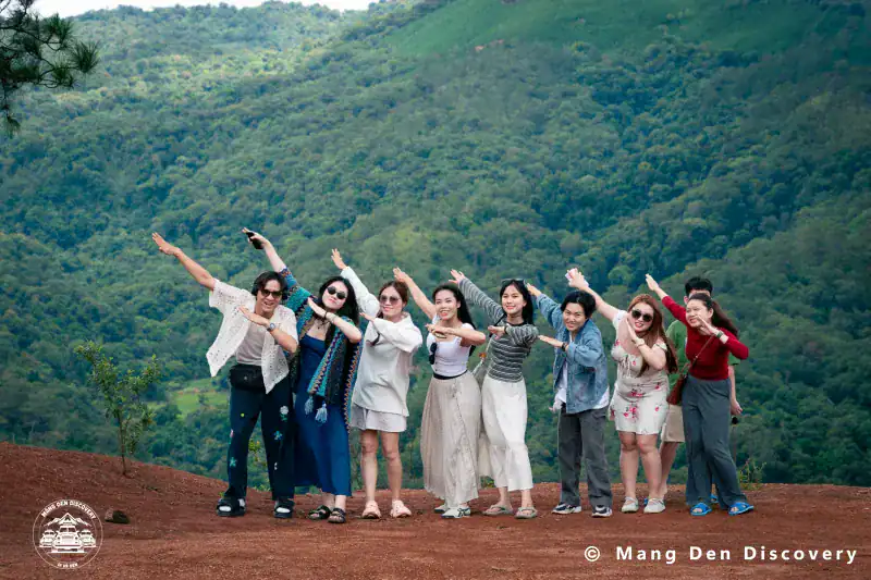 Trang Chủ 6 đoàn khách chụp ảnh trên đồi núi rừng làng Tu Ma trong tour tour 2n1d mang den