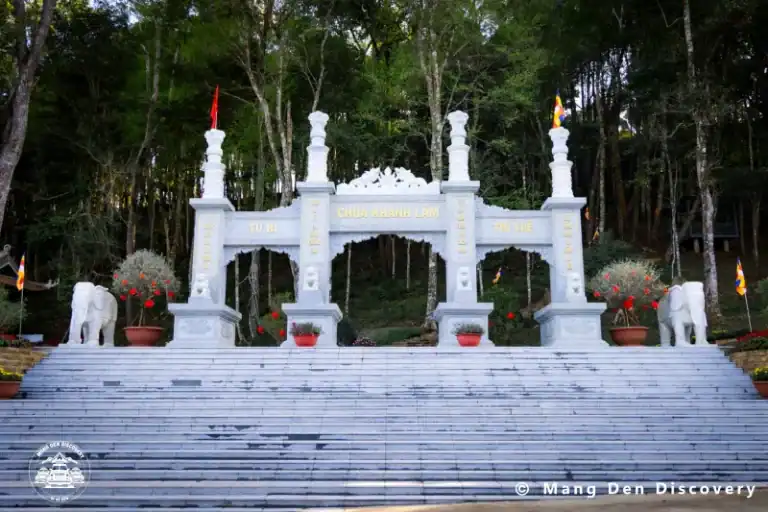 TOUR MĂNG ĐEN 3 NGÀY 2 ĐÊM – HÀNH TRÌNH KHÁM PHÁ TRỌN VẸN CAO NGUYÊN 5 Chùa Khánh Lâm là điểm dừng hợp nhịp cho ngày cuối, khi lịch trình cần nhẹ mà vẫn đẹp.