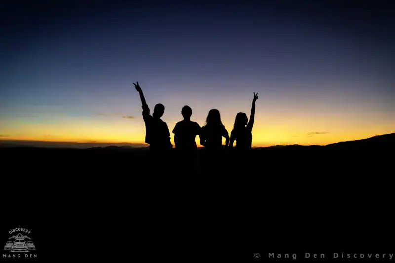 TOUR MĂNG ĐEN 3 NGÀY 2 ĐÊM – HÀNH TRÌNH KHÁM PHÁ TRỌN VẸN CAO NGUYÊN 21 Hoàng hôn trên cao nguyên là phần thưởng xứng đáng sau một ngày đi sâu vào thiên nhiên.