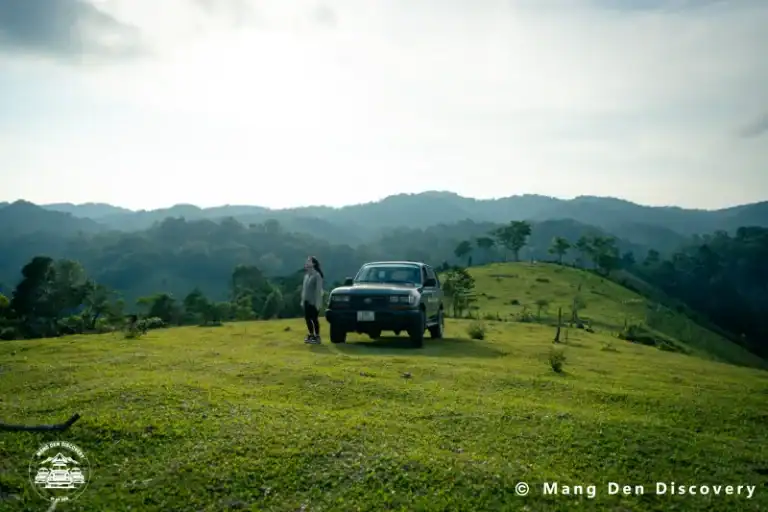 LỊCH TRÌNH TOUR 3N2D KẾT HỢP KHÁM PHÁ THÁC K50 – CHẠM RỪNG, CHẠM NGƯỜI, CHẠM GIỚI HẠN CỦA CHÍNH MÌNH 2 Xe 2 cầu chở khách lên cung đồi cỏ là phần hậu cần giúp tour đi được sâu mà vẫn giữ an toàn.