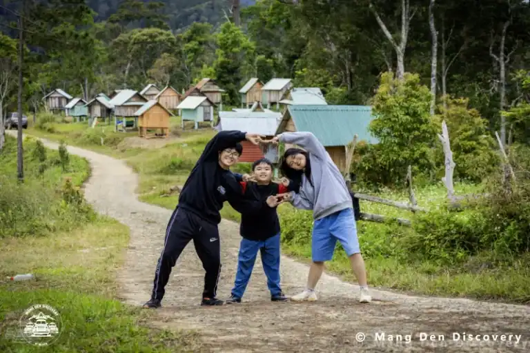 LỊCH TRÌNH TOUR 3N2D KẾT HỢP KHÁM PHÁ THÁC K50 – CHẠM RỪNG, CHẠM NGƯỜI, CHẠM GIỚI HẠN CỦA CHÍNH MÌNH 17 Nhóm gia đình có trẻ nhỏ vẫn có thể tham gia nếu chọn đúng nhịp và được hỗ trợ đúng cách.