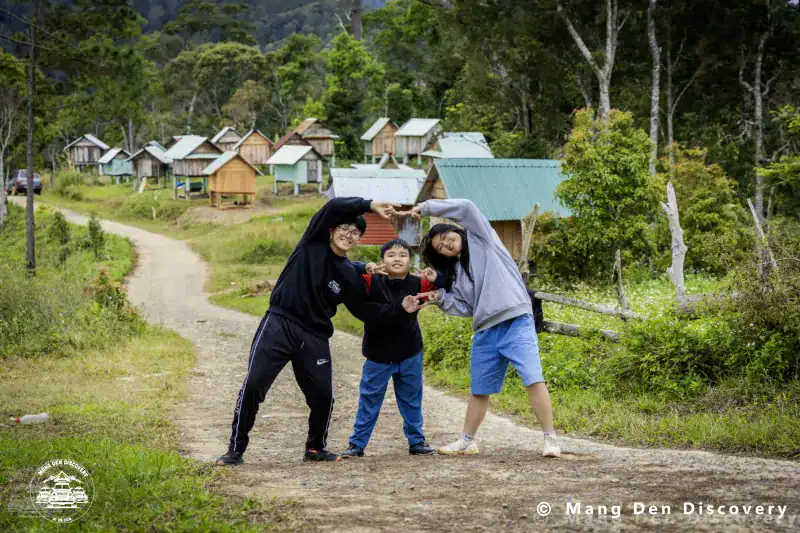 TOUR MĂNG ĐEN 3 NGÀY 2 ĐÊM – HÀNH TRÌNH KHÁM PHÁ TRỌN VẸN CAO NGUYÊN 28 Các điểm dừng quanh nhà lúa và không gian làng phù hợp với gia đình có trẻ nhỏ.