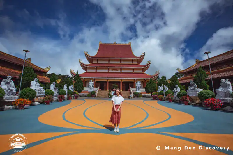 TOUR MĂNG ĐEN 3 NGÀY 2 ĐÊM – HÀNH TRÌNH KHÁM PHÁ TRỌN VẸN CAO NGUYÊN 18 Không gian chùa Khánh Lâm phù hợp cho ngày cuối với nhịp đi chậm hơn.