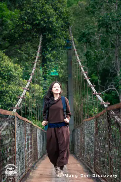 TOUR MĂNG ĐEN 3 NGÀY 2 ĐÊM – HÀNH TRÌNH KHÁM PHÁ TRỌN VẸN CAO NGUYÊN 14 Cầu treo Kon Tu Ma là điểm tạo cảm giác bước hẳn vào không gian rừng bản địa.