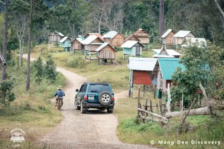 TOUR MĂNG ĐEN 3 NGÀY 2 ĐÊM – HÀNH TRÌNH KHÁM PHÁ TRỌN VẸN CAO NGUYÊN 4 Xe chờ ở điểm làng Tu Ma, đánh dấu phần hành trình đi sâu hơn vào không gian rừng bản địa.