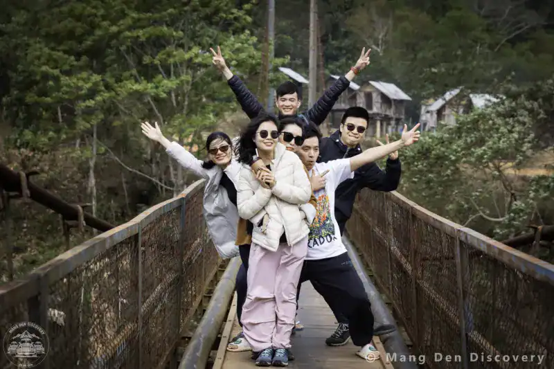 cả đoàn khách hào hứng chụp ảnh trên cầu treo kon tu rằng trong tour 3n2d mang den