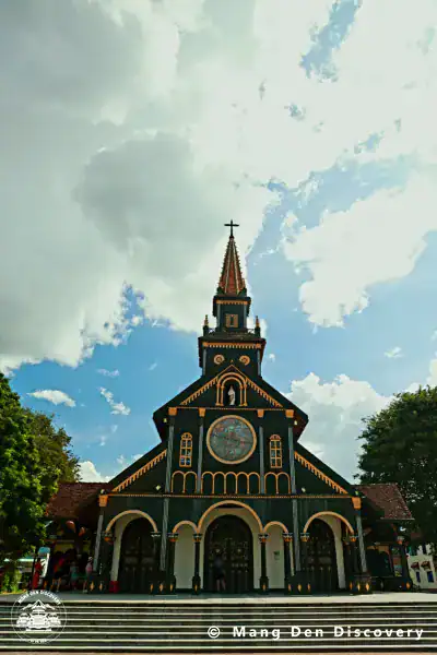 TOUR MĂNG ĐEN 3 NGÀY 2 ĐÊM – HÀNH TRÌNH KHÁM PHÁ TRỌN VẸN CAO NGUYÊN 16 Nhà thờ gỗ Kon Tum mang lại lớp văn hóa rõ nét trước khi lên Măng Đen.