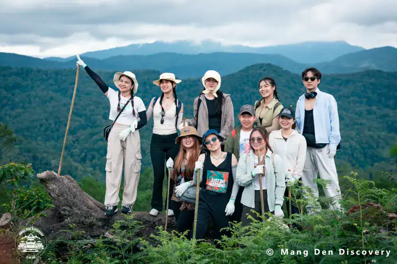 Trang Chủ 2 đoàn khách checkin trong làng tu ma trên đồi núi rừng trong tour 3n2d mang den