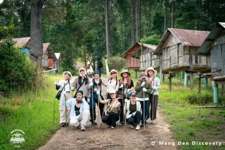 TOUR MĂNG ĐEN 3 NGÀY 2 ĐÊM – HÀNH TRÌNH KHÁM PHÁ TRỌN VẸN CAO NGUYÊN 6 Đội ngũ support và hậu cần là phần giúp hành trình đi rừng giữ được nhịp ổn định.