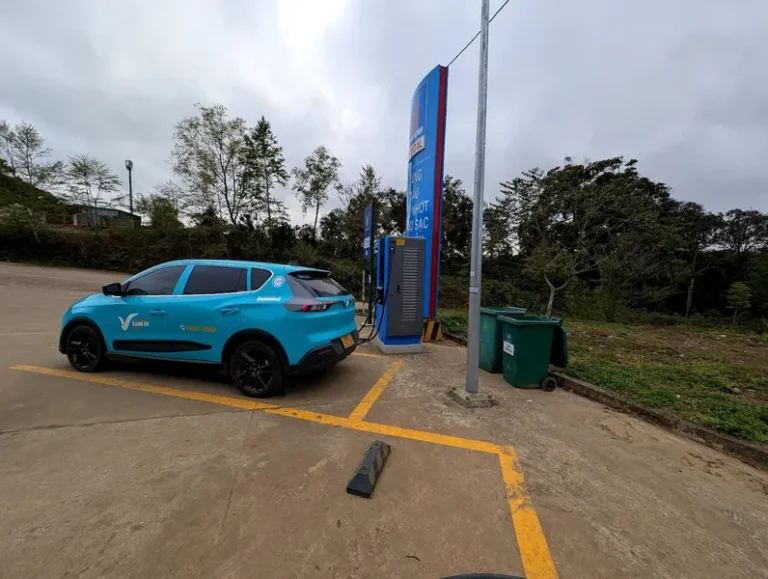 TRẠM SẠC XE ĐIỆN MĂNG ĐEN: CẬP NHẬT 3 ĐIỂM SẠC 24/7 CHÍNH THỨC 5 Xe điện VinFast đang sạc pin tại điểm sạc điện 24/7 Măng Đen
