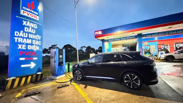 TRẠM SẠC XE ĐIỆN MĂNG ĐEN: CẬP NHẬT 3 ĐIỂM SẠC 24/7 CHÍNH THỨC 2 Trạm sạc VinFast Măng Đen trên đường Võ Nguyên Giáp miễn phí gửi xe