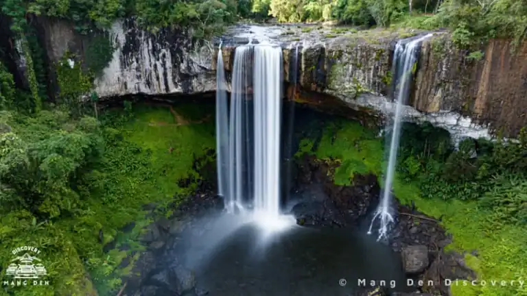 thác K50 hùng vĩ với góc chụp từ trên cao, ngọn thác chạy từ trên cao như dải lụa trắng xóa giữa rừng già Tây Nguyên trong hành trình tham gia tour trekking thác k50