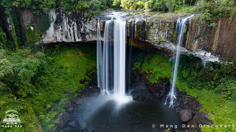 thác K50 hùng vĩ với góc chụp từ trên cao, ngọn thác chạy từ trên cao như dải lụa trắng xóa giữa rừng già Tây Nguyên trong hành trình tham gia tour trekking thác K50