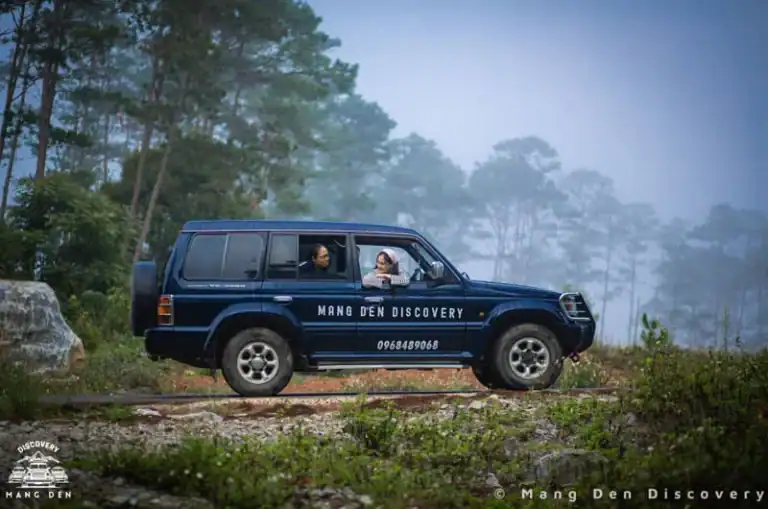 TRẠM SẠC XE ĐIỆN MĂNG ĐEN: CẬP NHẬT 3 ĐIỂM SẠC 24/7 CHÍNH THỨC 7 Xe chạy tour Măng Đen Discovery đang chở khách khám phá cung đường Măng Đen