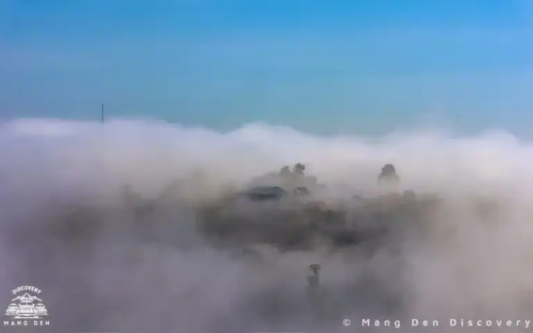 MĂNG ĐEN NHỮNG NGÀY MƯA - CÓ NÊN ĐI TREKKING HAY KHÔNG? 2 Khung cảnh săn mây Măng Đen gắn với bản làng và núi đồi