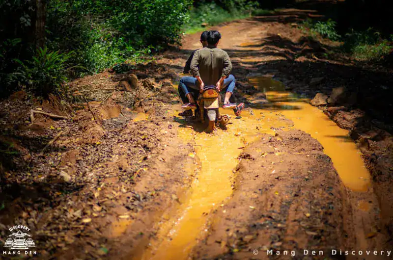 Đường di chuyển vào thác K50 khá khó đi